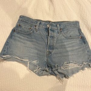 LEVIS LIGHT WASH JEAN SHORTS